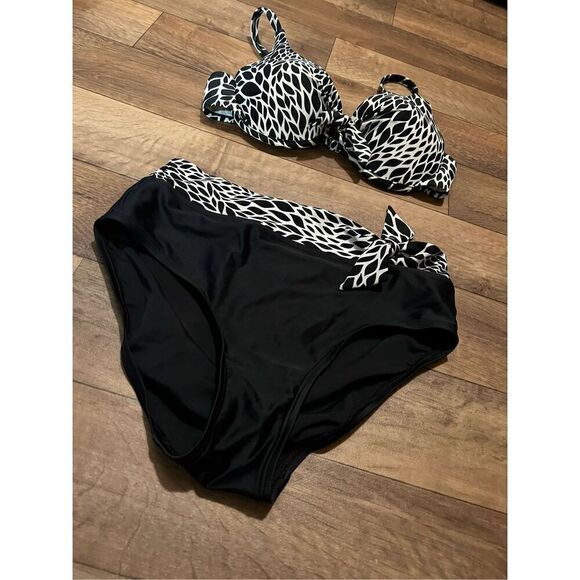 St John’s Bay 2-Piece Woman’s Swimsuit Set Woman’s Size 10 Top Size 8 Bottoms - Picture 2 of 9